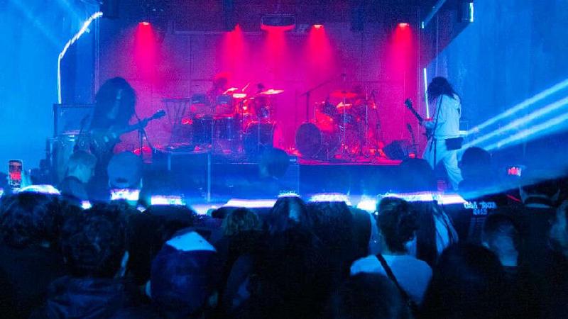 Público assistindo a Test e Deafkids no Sesc Paulista